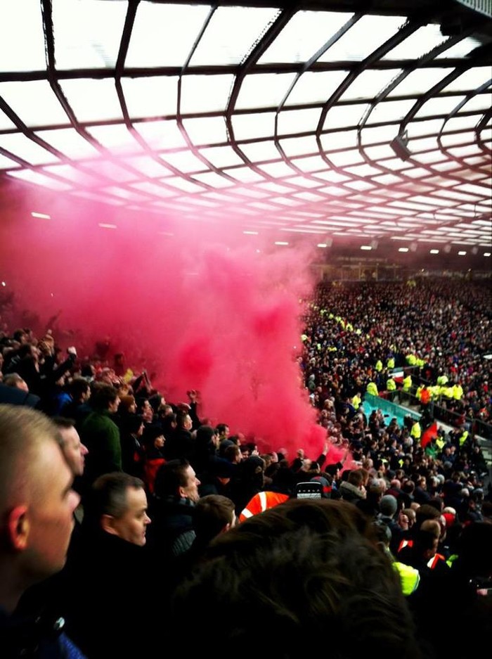 Trong khi người hâm mộ chủ nhà câm lặng thì một góc khán đài Old Trafford nổ tung...